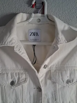 Mono vaquero blanco Zara talla S en la etiqueta 
