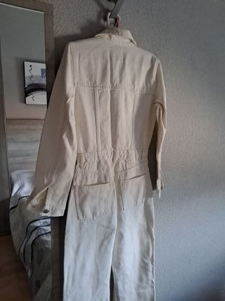 Mono vaquero blanco Zara talla S en la etiqueta 
