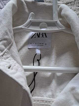 Mono vaquero blanco Zara talla S en la etiqueta 
