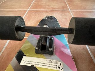 Longboard con diseño colorido