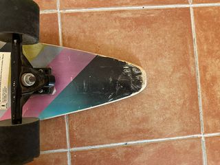 Longboard con diseño colorido
