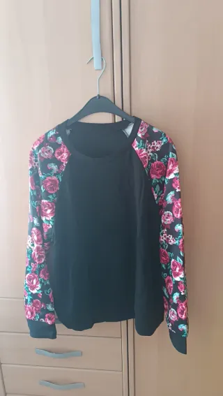 Sudadera negra con estampado floral