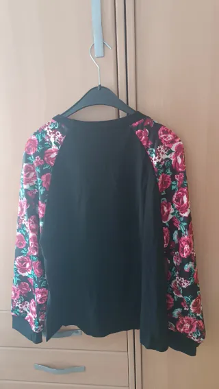 Sudadera negra con estampado floral
