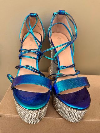 Zapatos de tacón azul tornasol con pedrería