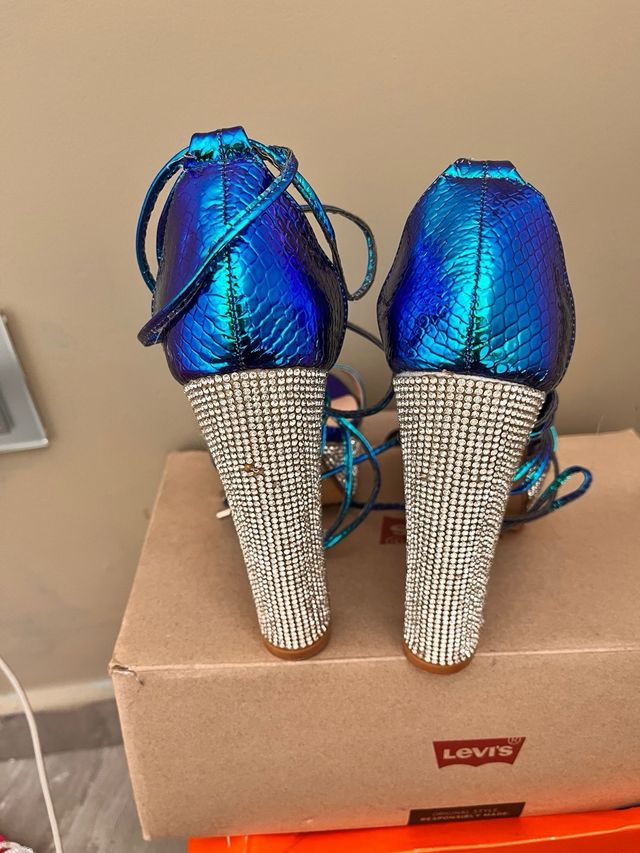 Zapatos de tacón azul tornasol con pedrería