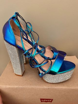 Zapatos de tacón azul tornasol con pedrería