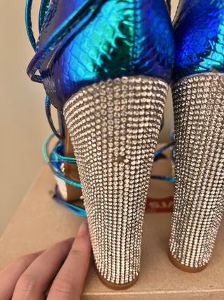 Zapatos de tacón azul tornasol con pedrería
