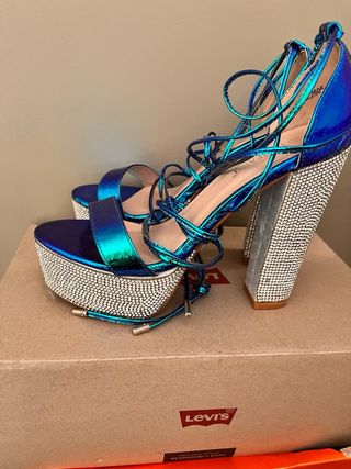 Zapatos de tacón azul tornasol con pedrería