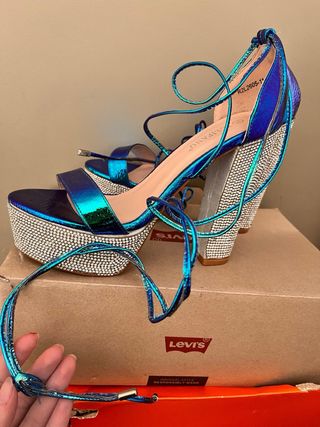 Zapatos de tacón azul tornasol con pedrería