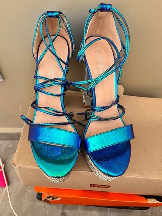 Zapatos de tacón azul tornasol con pedrería