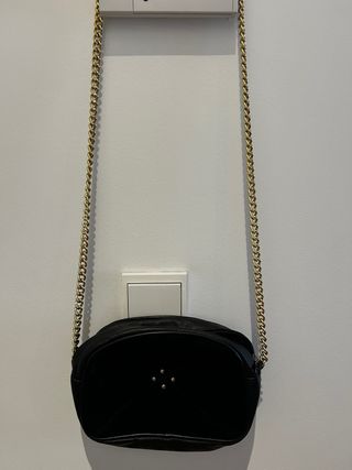 Bolso ante negro con cadena dorada