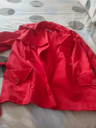 Parka roja con botones