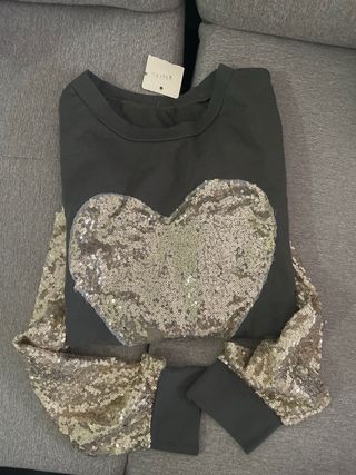 Sudadera negra con corazón y lentejuelas doradas