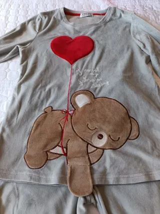 Pijama gris con corazones rojos