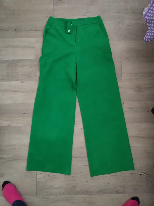 Pantalón ancho verde con bolsillos