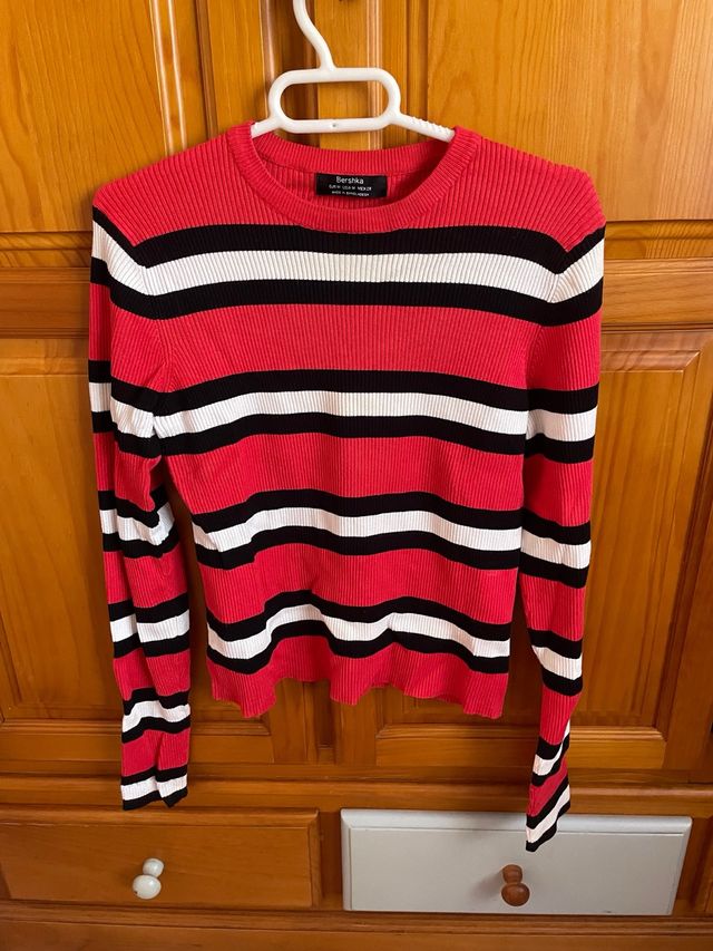 Jersey Bershka rayas rojo, blanco y negro