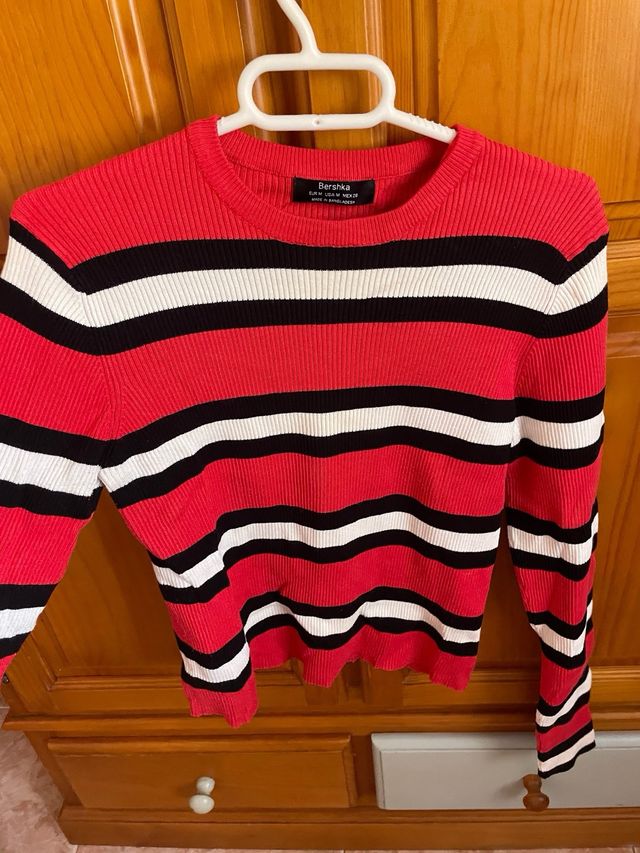 Jersey Bershka rayas rojo, blanco y negro