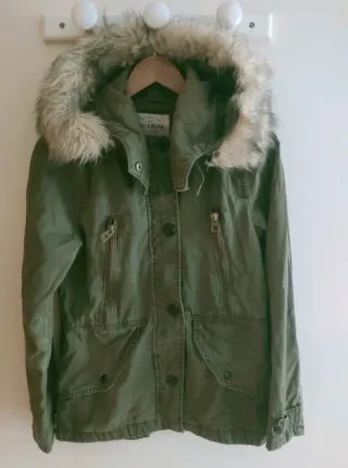 Parka abrigo verde Pull & Bear con capucha