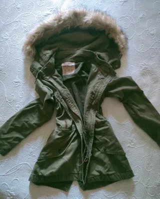 Parka abrigo verde Pull & Bear con capucha