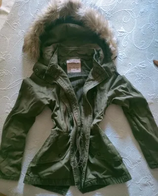 Parka abrigo verde Pull & Bear con capucha