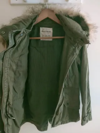 Parka abrigo verde Pull & Bear con capucha