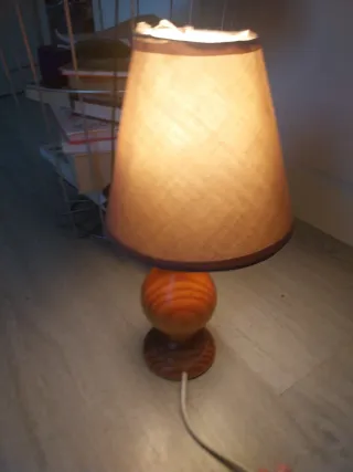 Lámpara de mesa madera y tela