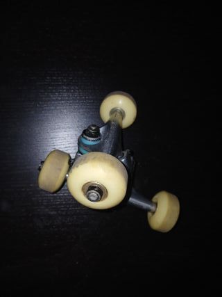 Ejes de skate con ruedas amarillas