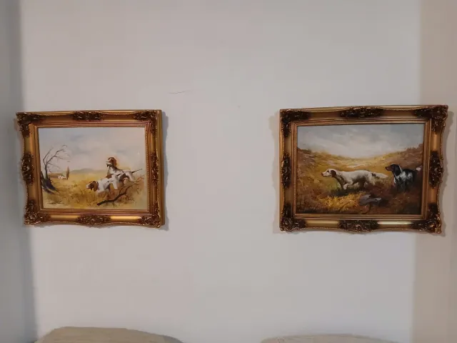 Reloj de pared de madera y otros