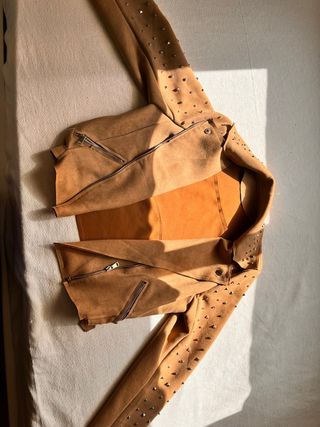 Chaqueta ante tachuelas plateadas