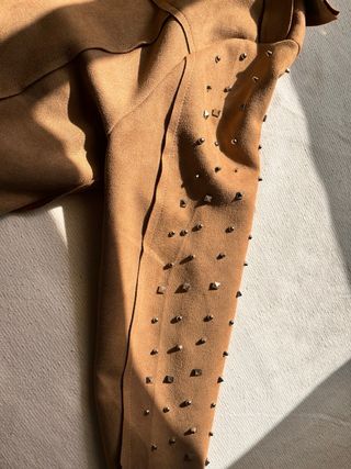 Chaqueta ante tachuelas plateadas
