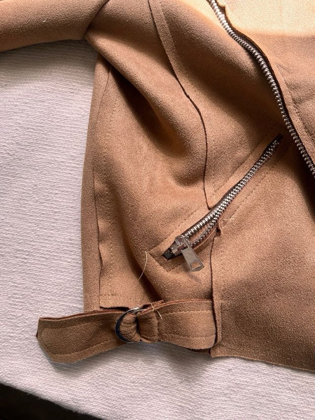 Chaqueta ante tachuelas plateadas