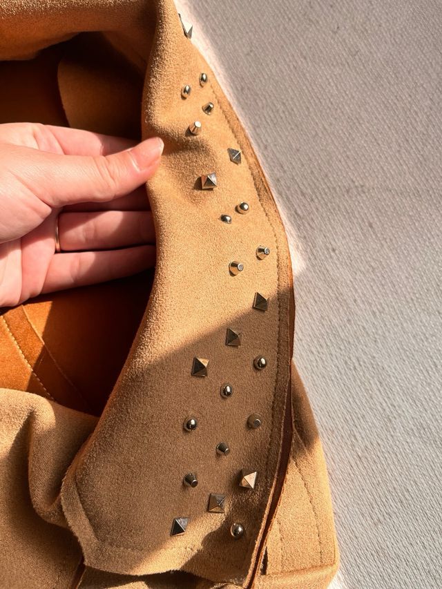 Chaqueta ante tachuelas plateadas