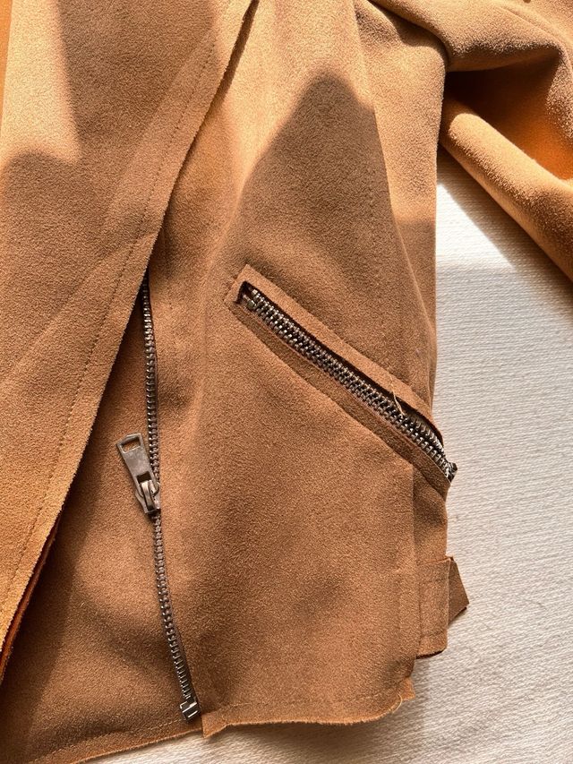 Chaqueta ante tachuelas plateadas