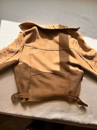 Chaqueta ante tachuelas plateadas