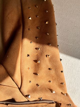 Chaqueta ante tachuelas plateadas