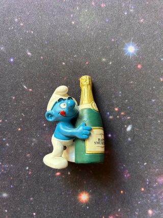 Pitufo de plástico con botella