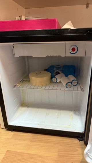 Nevera pequeña plateada marca Jocel