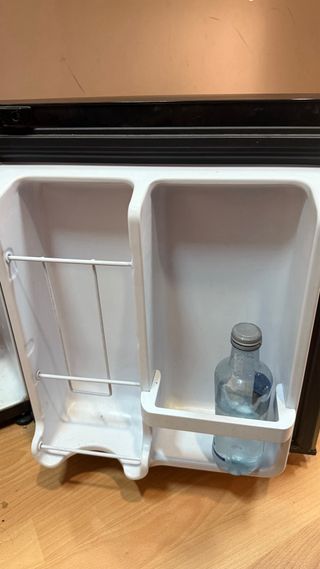 Nevera pequeña plateada marca Jocel