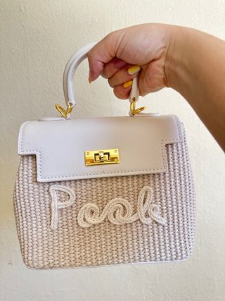 Bolso de mano de mimbre con letras