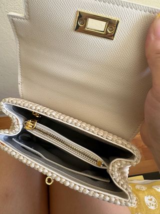 Bolso de mano de mimbre con letras