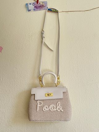 Bolso de mano de mimbre con letras
