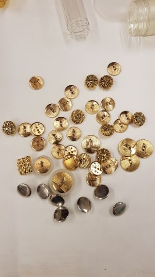 Lote de Botones Dorados/Plateados (45 unidades)