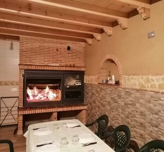Barbacoa de obra con horno y leñero