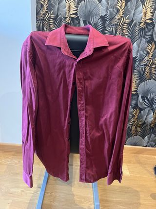 Dos camisas Zara una roja y otra azul