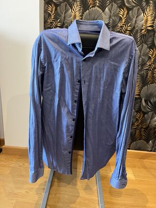 Dos camisas Zara una roja y otra azul