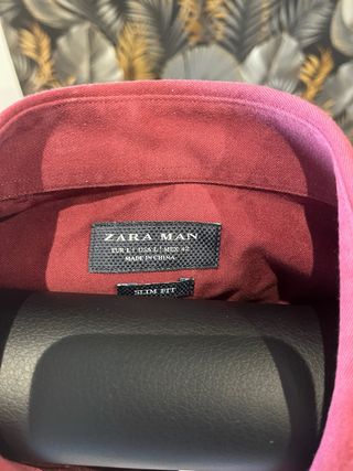 Dos camisas Zara una roja y otra azul