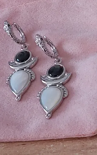 Pendientes largos con piedras y aritos serpientes