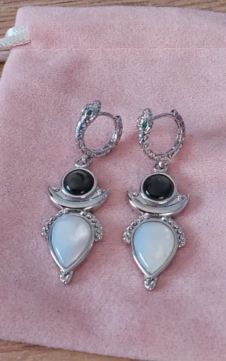 Pendientes largos con piedras y aritos serpientes