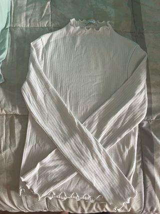 Jersey blanco de cuello alto acanalado