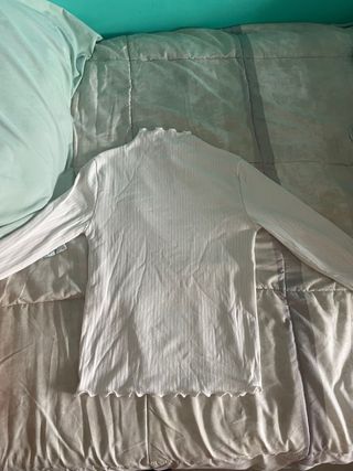 Jersey blanco de cuello alto acanalado